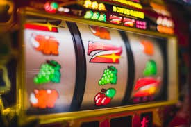 Antarmuka meja Caribbean Stud Poker dengan batas taruhan beragam